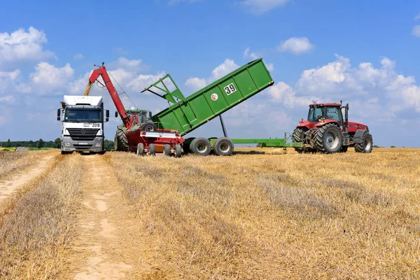 Kalush Ukraine August 2017 Reloading Rape Grain Trailer Body Heavy — Zdjęcie stockowe