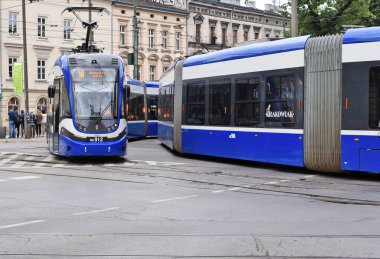 Krakow, Cumhuriyeti Polonya-Temmuz 3, 2017: Modern tramvay Krakow, sokaklarında.