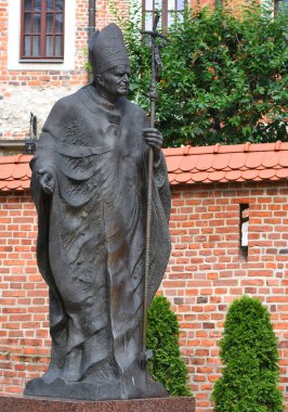 Krakow, Cumhuriyeti Polonya-Temmuz 3, 2017: Wawel Royal Castle Papa Saint John Paul II anıt.