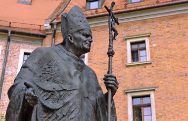 Krakow, Cumhuriyeti Polonya-Temmuz 3, 2017: Wawel Royal Castle Papa Saint John Paul II anıt.