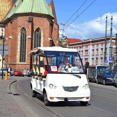 Krakow, Poland- 3 Temmuz 2017: Eski Krakow sokaklarında ekkursiy için bir araba.