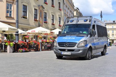 Krakow, Cumhuriyeti Polonya-Temmuz 3, 2017: Eski şehrin sokakta polis devriye arabası.