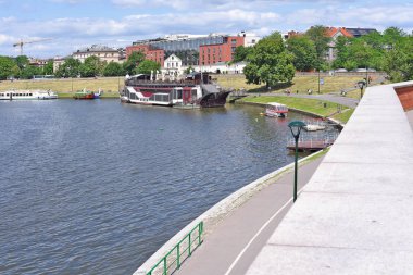 Krakow, Poland- 3 Temmuz 2017: Vistula Nehri kıyısında yüzen restoranlar.
