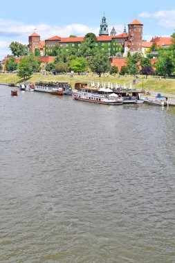 Krakow, Cumhuriyeti Polonya-Temmuz 3, 2017: Wawel Royal Castle. Köprüden Vistula Nehri üzerinde göster.