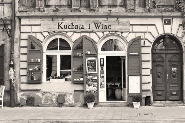 Krakow, Cumhuriyeti Polonya-Temmuz 3, 2017: Şehrin eski kesiminde restoranda.