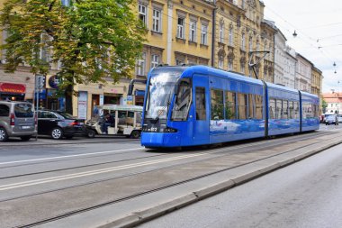 Krakow, Cumhuriyeti Polonya-Temmuz 3, 2017: Modern tramvay Krakow, sokaklarında.