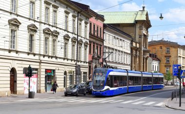 Krakow, Cumhuriyeti Polonya-Temmuz 3, 2017: Modern tramvay Krakow, sokaklarında.