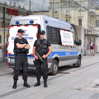 Krakow, Cumhuriyeti Polonya-Temmuz 3, 2017: Polis devriye şehir sokak sinsi sinsi arabaya yakınındaki.