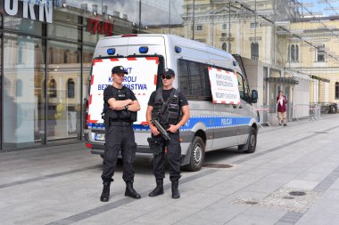 Krakow, Cumhuriyeti Polonya-Temmuz 3, 2017: Polis devriye şehir sokak sinsi sinsi arabaya yakınındaki.