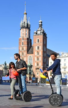 Krakow, Poland- 3 Temmuz 2017: Segway turnesi eski Krakow 'da. Ana Pazar Meydanı.