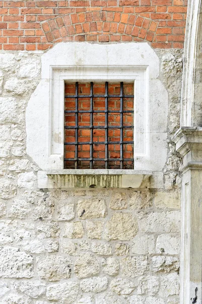 古代建物の格子窓 古いクラクフ ポーランド 2017 — ストック写真