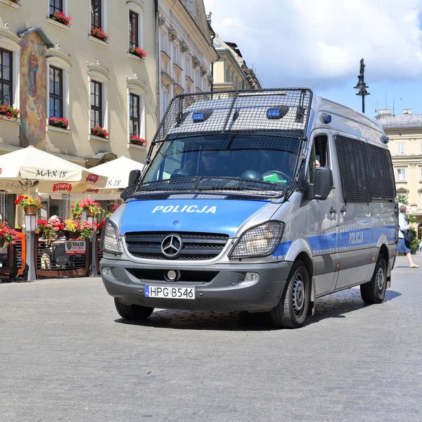 Krakow, Cumhuriyeti Polonya-Temmuz 3, 2017: Eski şehrin sokakta polis devriye arabası.