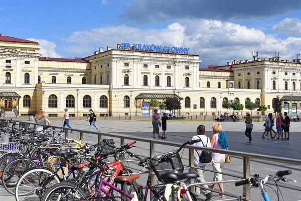克拉科夫 波兰共和国 2017年7月3日 火车站的历史建筑 铁路终点站从购物中心墙边的自行车停放处观看 — 图库照片