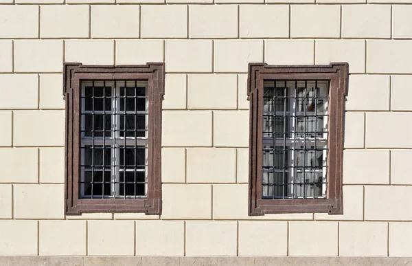 Uma Janela Com Uma Treliça Edifício Antigo Cracóvia Velha Polônia — Fotografia de Stock