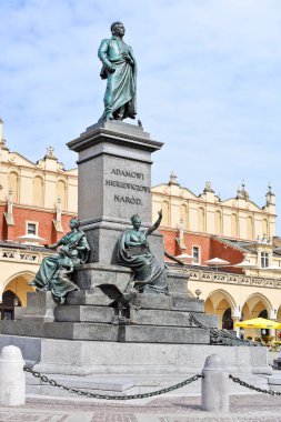 Krakow, Cumhuriyeti Polonya-Temmuz 3, 2017: Adam Mickiewicz Main Market Square Tarih Anıtı.