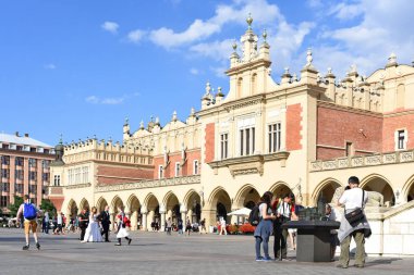 Krakow, Poland- 3 Temmuz 2017: Ana Pazar Meydanı 'nda, Kumaş Salonu manzarası.
