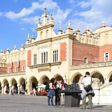 Krakow, Poland- 3 Temmuz 2017: Ana Pazar Meydanı 'nda, Kumaş Salonu manzarası.