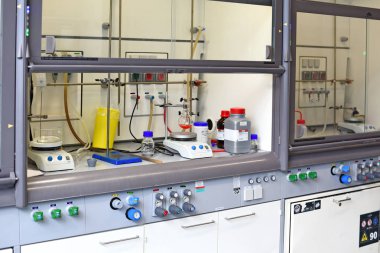 PRAG, CZECH Cumhuriyet - 25 Mayıs 2019: Laboratuvar ekipmanları. Organik ve Biyokimya Enstitüsü