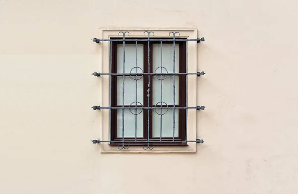 Una Ventana Con Una Celosía Edificio Antiguo Antiguo Cracovia Polonia — Foto de Stock