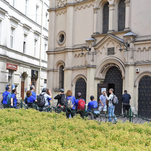 捷克共和国布拉格 2017年5月1日 在犹太区 Kazimierz 犹太教堂的城市古老街道上 一群有组织的游客与导游在一起 — 图库照片