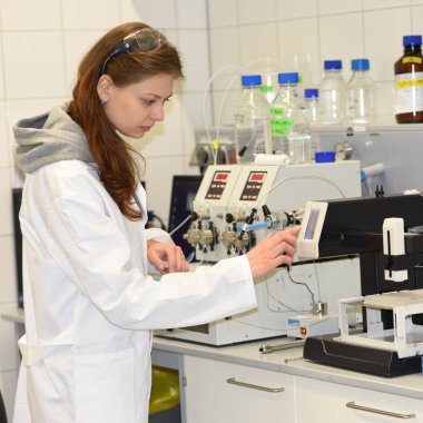 Prag, Çek Cumhuriyeti - 30 Nisan 2017: Genç bir araştırmacı modüler Hplc. organik ve Enstitüsü Biyokimya kullanarak araştırma yürütmektedir.