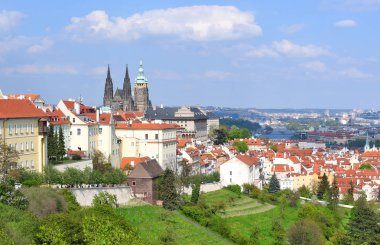 Prague, Çek Cumhuriyeti 1 Mayıs 2017: Görünüm Prag Kalesi ve Strahov Manastırı yükseklikleri şehirden.