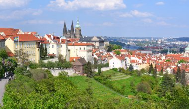 Prague, Çek Cumhuriyeti 1 Mayıs 2017: Görünüm Prag Kalesi ve Strahov Manastırı yükseklikleri şehirden.