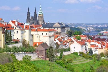 Prague, Çek Cumhuriyeti 1 Mayıs 2017: Görünüm Prag Kalesi ve Strahov Manastırı yükseklikleri şehirden.