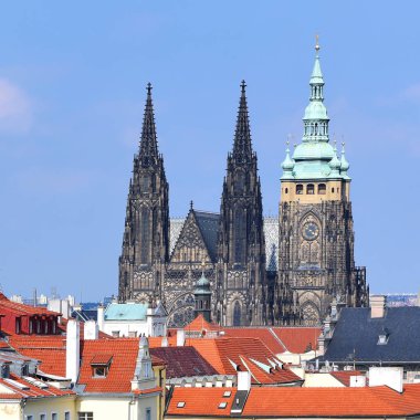 Prague, Çek Cumhuriyeti 1 Mayıs 2017: Görünüm Prag Kalesi ve Strahov Manastırı yükseklikleri şehirden.