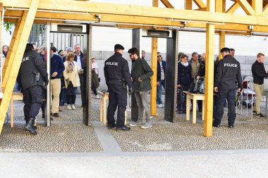 PRAG, CZECH Cumhuriyet 5 Mayıs 2017: Prag Kalesi girişindeki insanların ve eşyaların teftişi