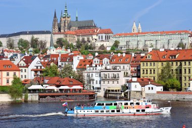 Prague, Çek Cumhuriyeti 1 Mayıs 2017: Görünüm Prag Kalesi ve Charles Köprüsü'nden Vltava Nehri dolgu.