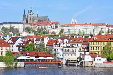 Prague, Çek Cumhuriyeti 1 Mayıs 2017: Görünüm Prag Kalesi ve Charles Köprüsü'nden Vltava Nehri dolgu.