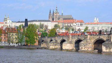 Prague, Çek Cumhuriyeti 1 Mayıs 2017: Görünüm Prag Kalesi ve Charles Köprüsü'nden Vltava Nehri dolgu.