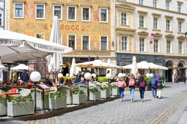 Prague, Çek Cumhuriyeti 1 Mayıs 2017: tablolar Restoran Şehir, eski sokaklarında.