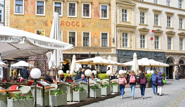 布拉格 捷克共和国 2017年5月1日 餐桌上的餐馆在城市的老街道 — 图库照片