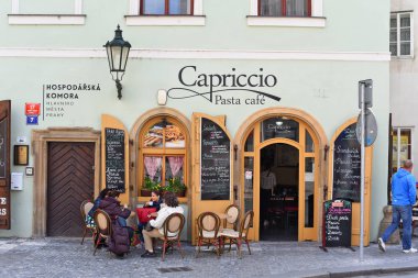 Prague, Çek Cumhuriyeti 1 Mayıs 2017: tablolar Restoran Şehir, eski sokaklarında.