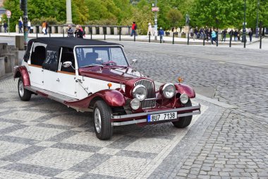 Prag, Çek Cumhuriyeti - 7 Mayıs 2017: Şehir sokakta eski model bir araba için turistik geziler.