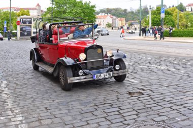 Prag, Çek Cumhuriyeti - 7 Mayıs 2017: Şehir sokakta eski model bir araba için turistik geziler.