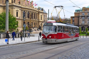 Prague, Çek Cumhuriyeti - 7 Mayıs 2017: eski tramvay şehrin sokaklarında.