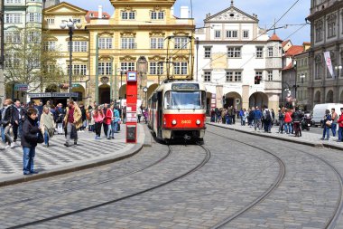 Prague, Çek Cumhuriyeti - 7 Mayıs 2017: eski tramvay şehrin sokaklarında.