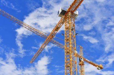 Viyana, Avusturya - 2 Mayıs 2017:, Avusturya-2 Mayıs 2017: kule vinçler gökyüzüne karşı bina.