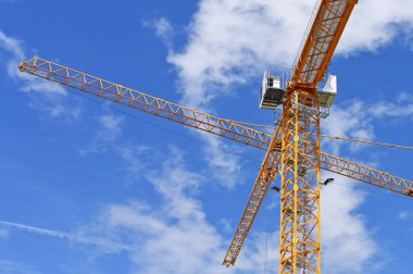 Viyana, Avusturya - 2 Mayıs 2017:, Avusturya-2 Mayıs 2017: kule vinçler gökyüzüne karşı bina.