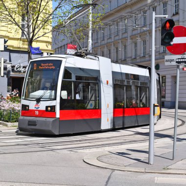 Viyana, Avusturya - 2 Mayıs 2017: bir modern tramvay şehrin sokaklarında.