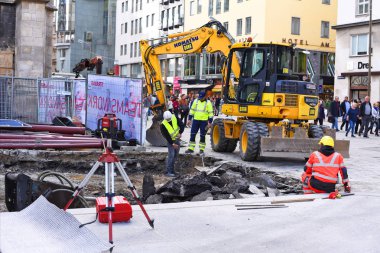 Viyana, Avusturya - 2 Mayıs 2017: Stefansplatz bölgesindeki tamir çalışmaları üzerine modern kazıcı Komatsu.