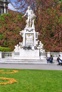 Viyana, Avusturya - 2 Mayıs 2017: Burggarten Viyana Bahçe. Mozart anıt.