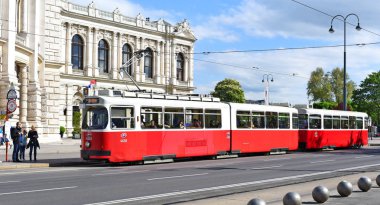 Viyana, Avusturya - 2 Mayıs 2017: eski tramvay şehrin sokaklarında.