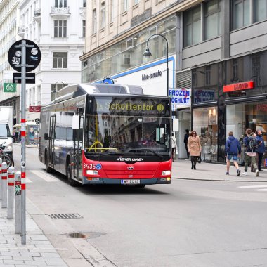 PRAG, CZECH Cumhuriyet - 7 Mayıs 2017: yoldaki belediye otobüsü. Şehir otobüsü yolda..