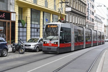 Viyana, Avusturya - 2 Mayıs 2017: bir modern tramvay şehrin sokaklarında.