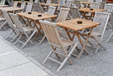 Sokakta boş sandalyeler ve masalar