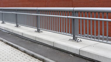 Yer altı otoparkı çit inşaatı parçası.